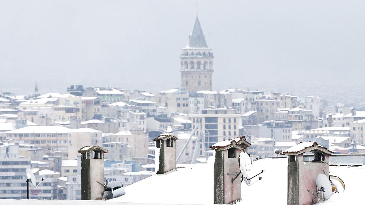 İstanbul’da kar hayatı olumsuz etkiledi: Hafta başına kadar sürecek