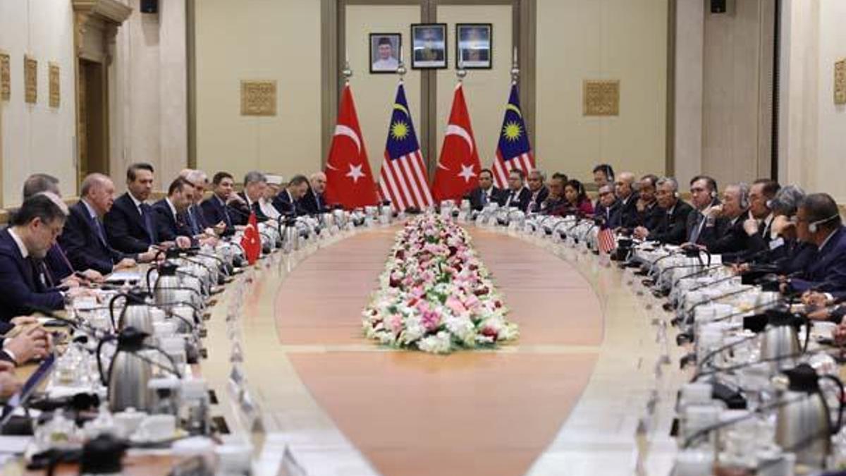 Son Dakika | Cumhurbaşkanı Erdoğan Malezya’da: Başbakan Enver İbrahim ile bir araya geldi