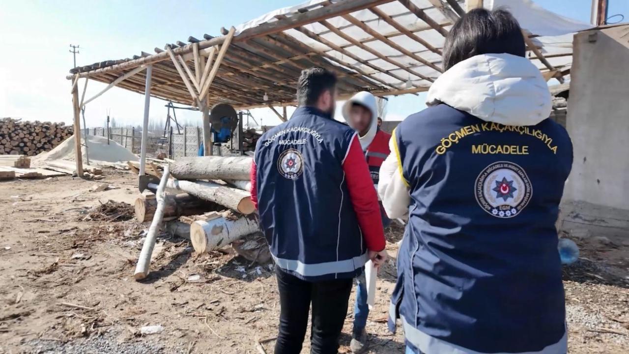 Kaçak yollarla yurda giren 23 düzensiz göçmen yakalandı