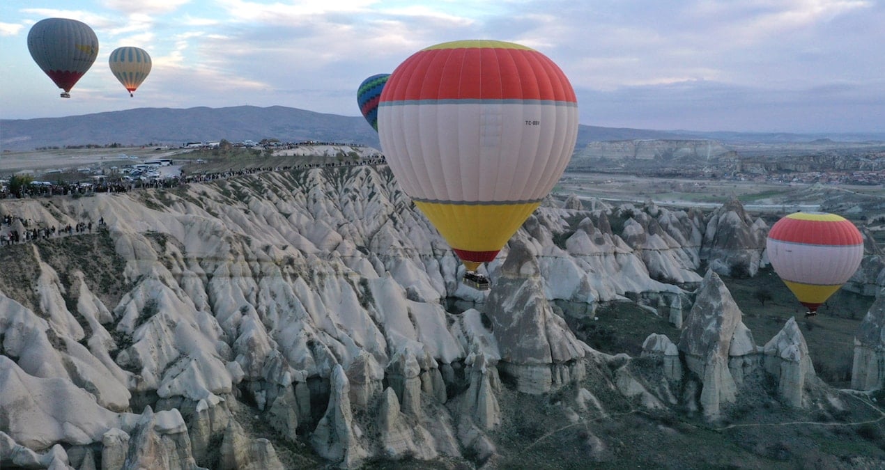 Yerli turistler bayram sabahı gökyüzünde süzüldü